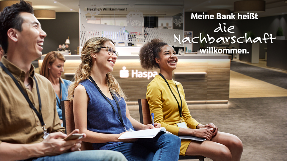 Eine Gruppe von Menschen sitzt in einer Haspa Filiale, während der Text 'Meine Bank heißt die Nachbarschaft willkommen' im Vordergrund erscheint.